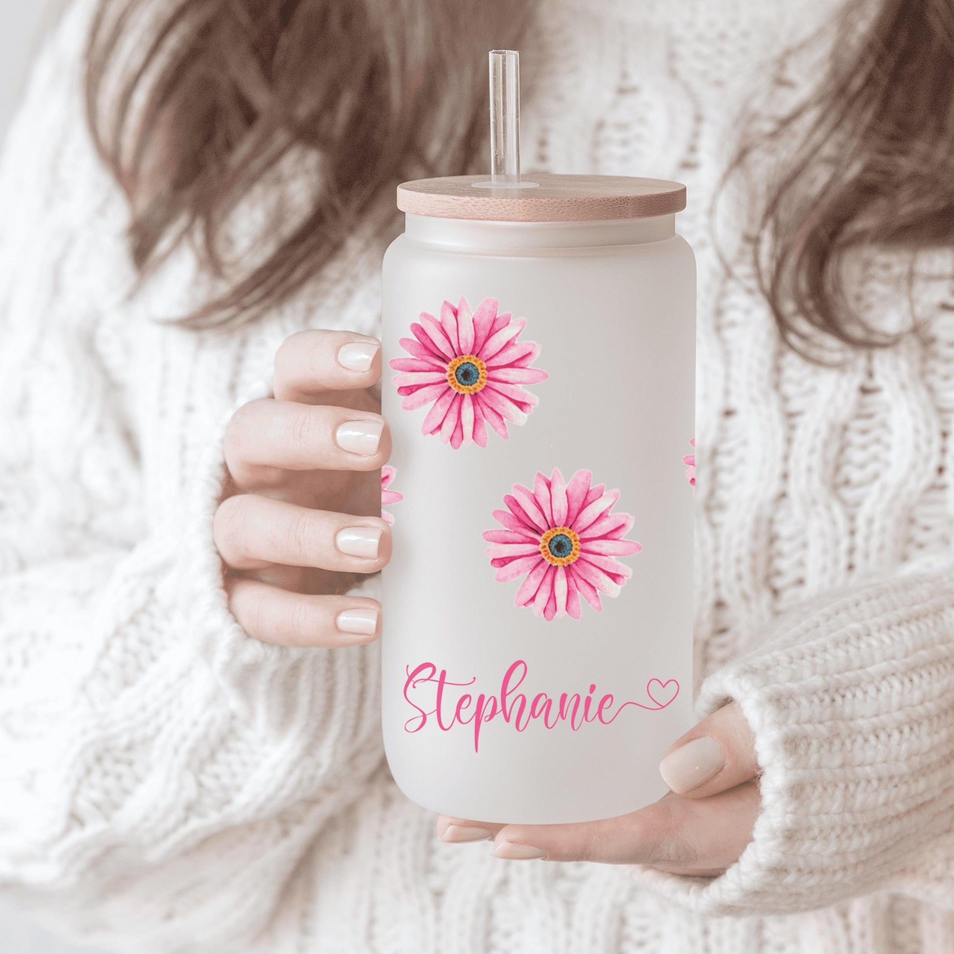 Floral iced coffee glass featuring custom name and daisy print perfect as a trendy and personalized gift