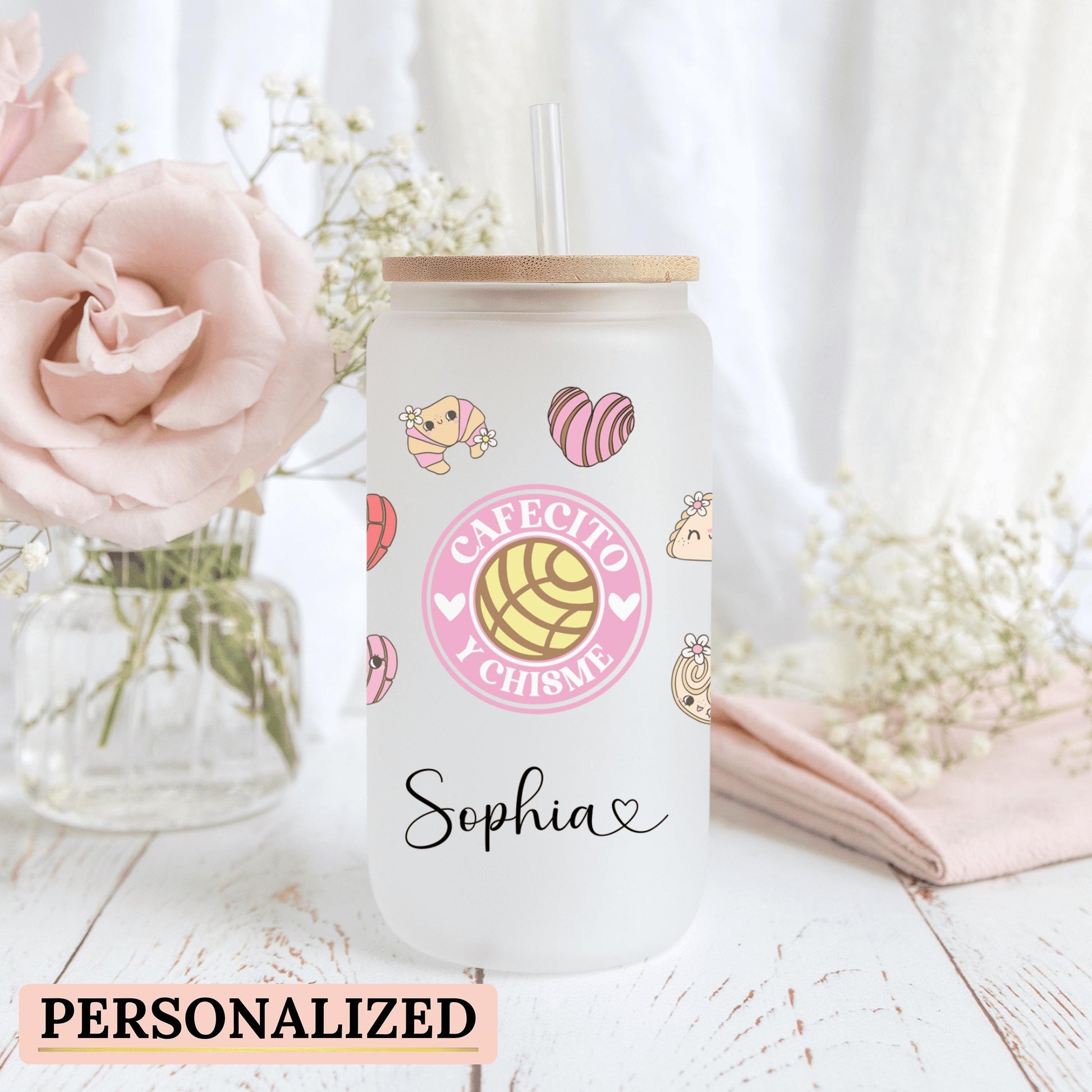 Custom glass tumbler featuring a Cafecito y Chisme design ideal for panadería fans and concha lovers
