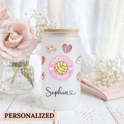 Custom glass tumbler featuring a Cafecito y Chisme design ideal for panadería fans and concha lovers