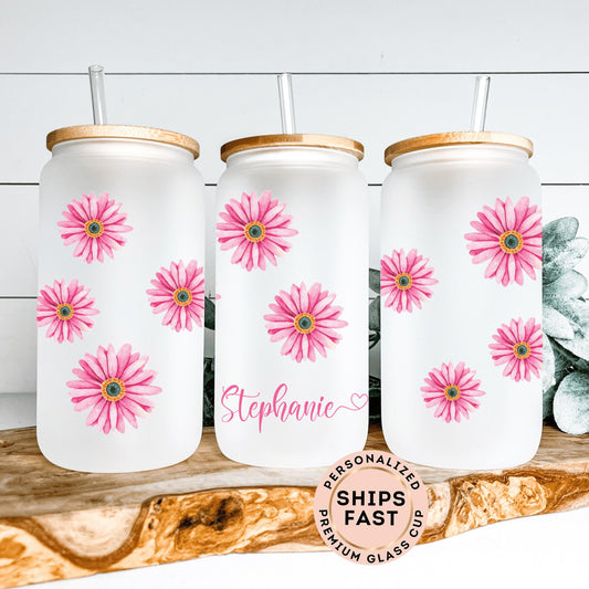 Personalized daisy glass cup featuring a retro floral design perfect for iced coffee lovers looking for a stylish drinkware option